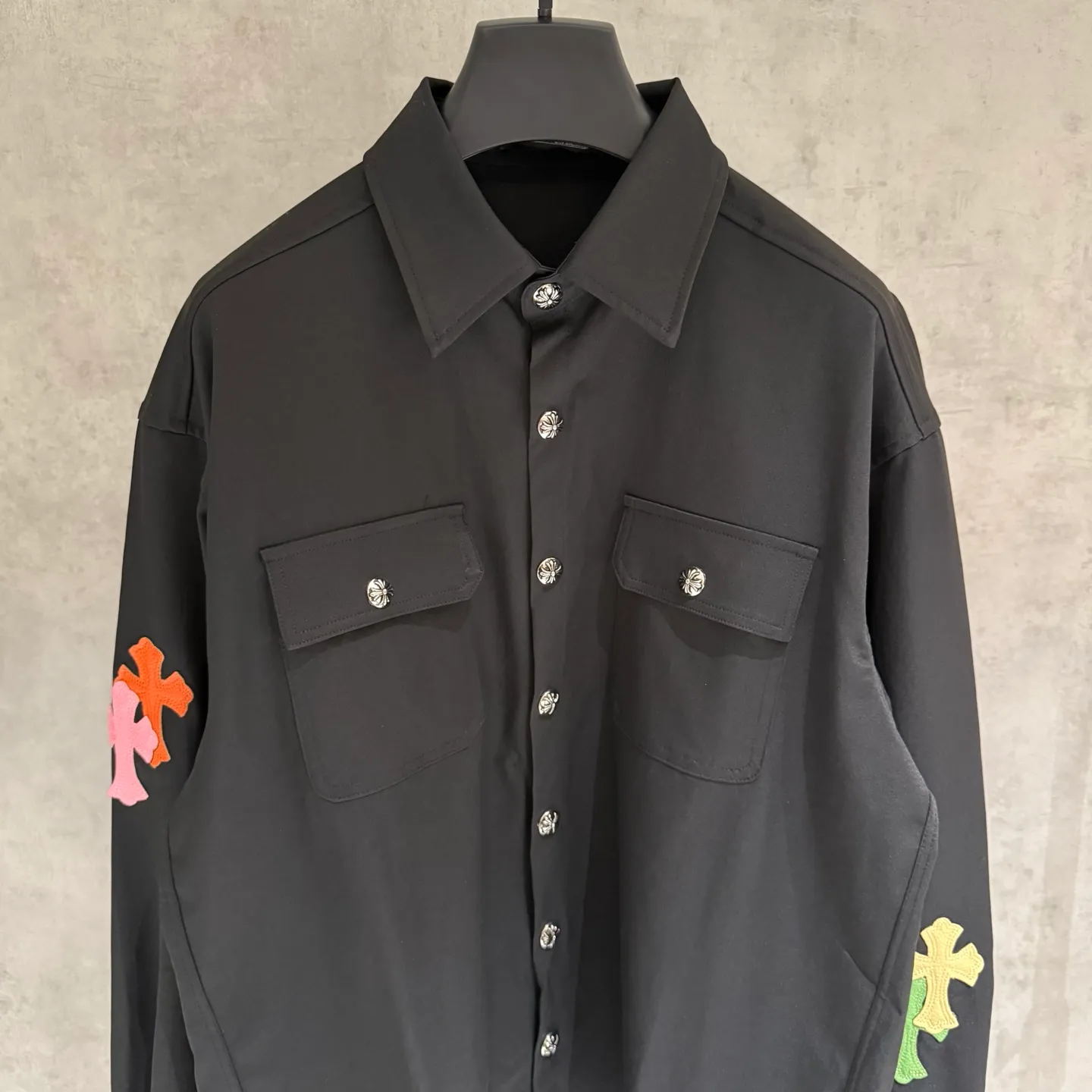 🅿️420 [Strict quality control] CH Croix heart cross-veneer workwear jacket, shirt jacket, camouflage cross workdog is the best-looking jacket in CH, black leather➕horse hair cross leather stitching, silver-plated hardware, loose version, quite wide and stylish, same style for men and women. Color: black and white 2 colors Size: M-2xl